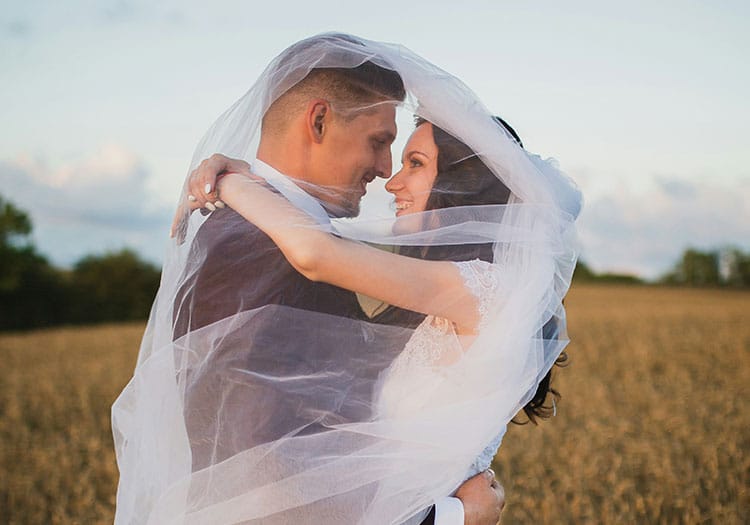 cuanto cuesta una boda a los recien casados