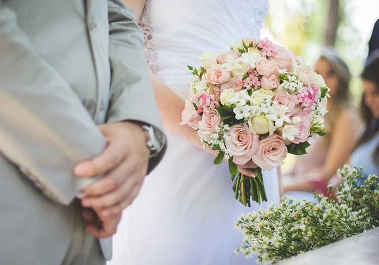 cuanto cuesta una boda y novios con flores