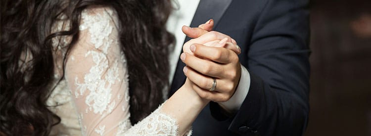 manos y anillos en una boda para saber cuanto cuesta una boda