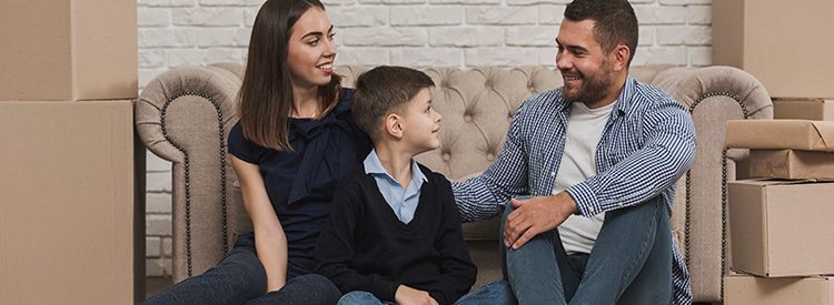 familia penssando en seguro de vida con devolucion